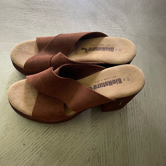 Brown Suede Mules with Crisscross Design - Picture 2 of 9
